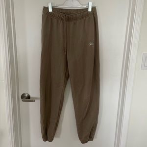 Alo yoga accolade sweatpants. Size M color gravel